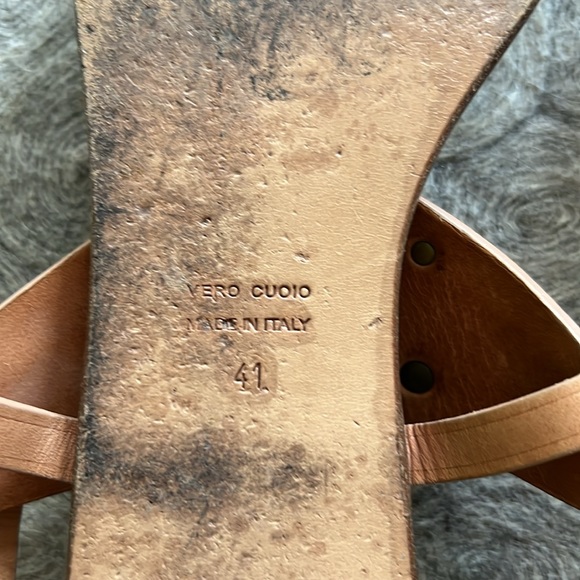 Lanvin 2011 sandal tan leather with stud detail. - Picture 4 of 5